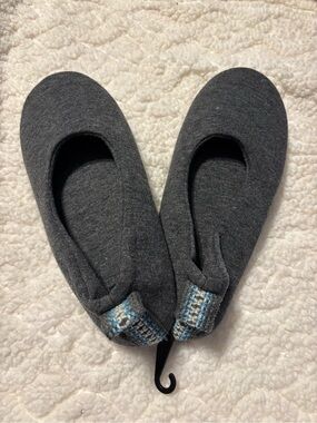 NWOT Muk Luks Women's Dark Gray Cozy Slip-On Slippers with Patterned Heel